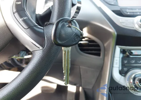 2012 Hyundai Elantra Gls z USA, uszkodzony, nr VIN 5NPDH4AE2CH068285